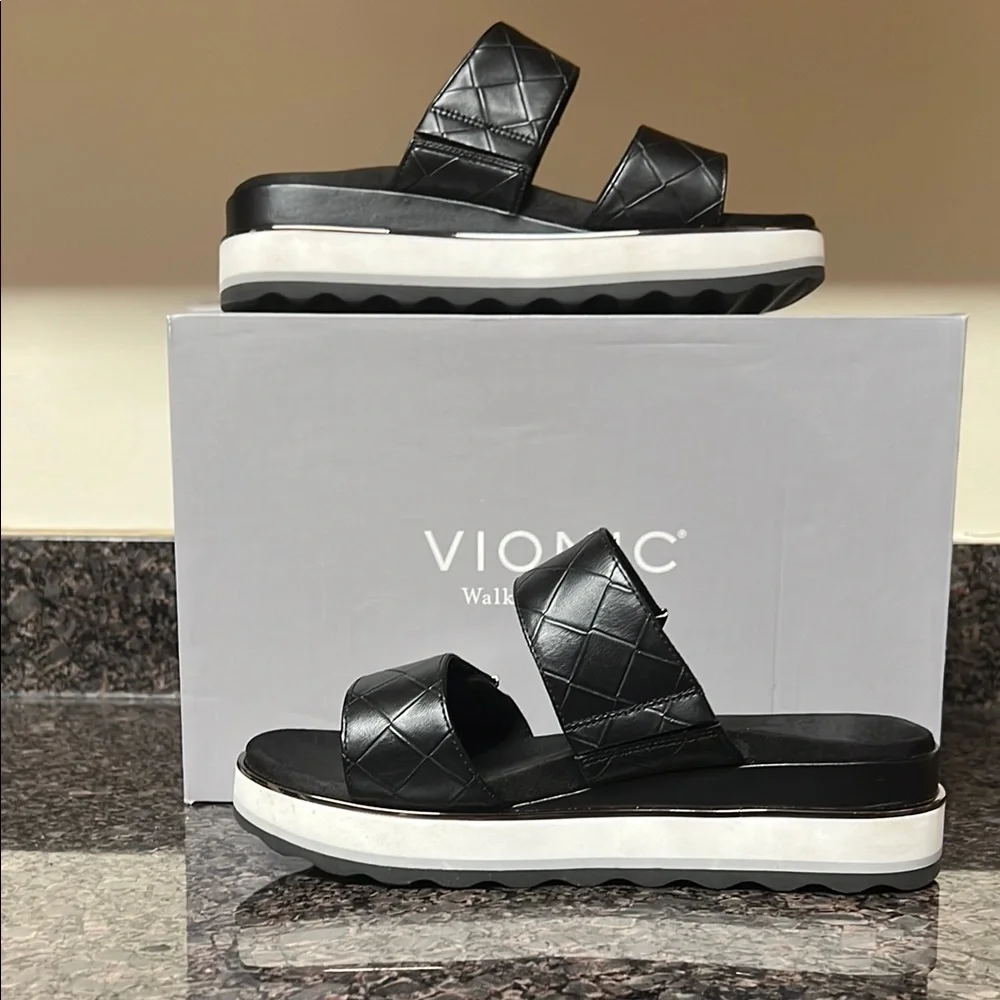 ☀️☀️HOST PICK☀️☀️Vionic Black Sandals with Chunky Sole☀️☀️☀️☀️☀️ - Picture 1 of 13